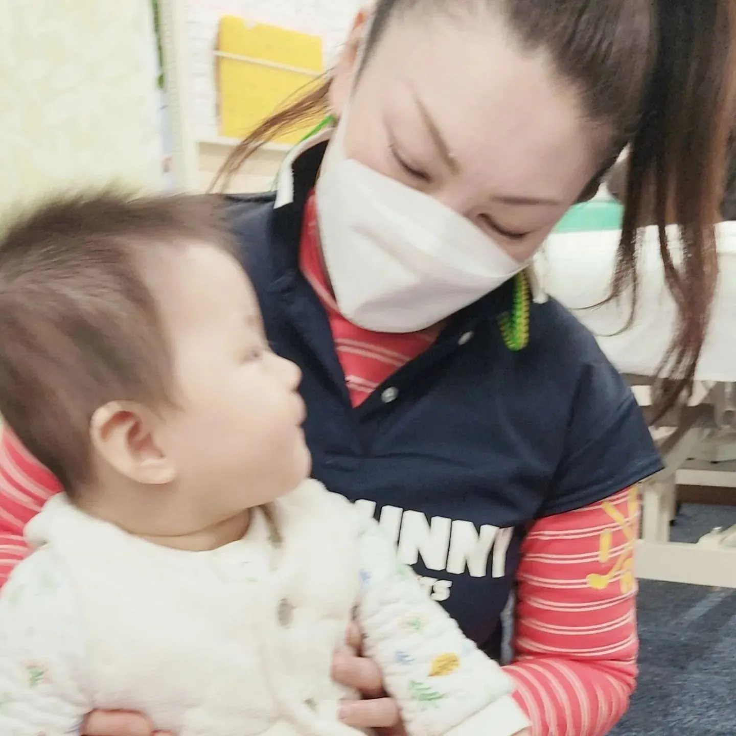 🤱 この愛らしい赤ちゃんとの写真は、産後7ヶ月のママさんが整...